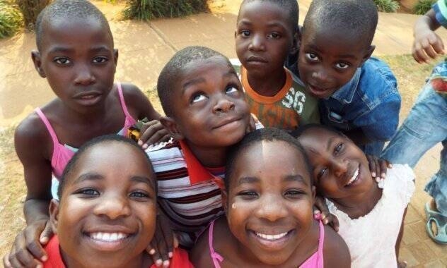 Immagine con bambini africani sorridenti