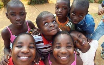 Immagine con bambini africani sorridenti