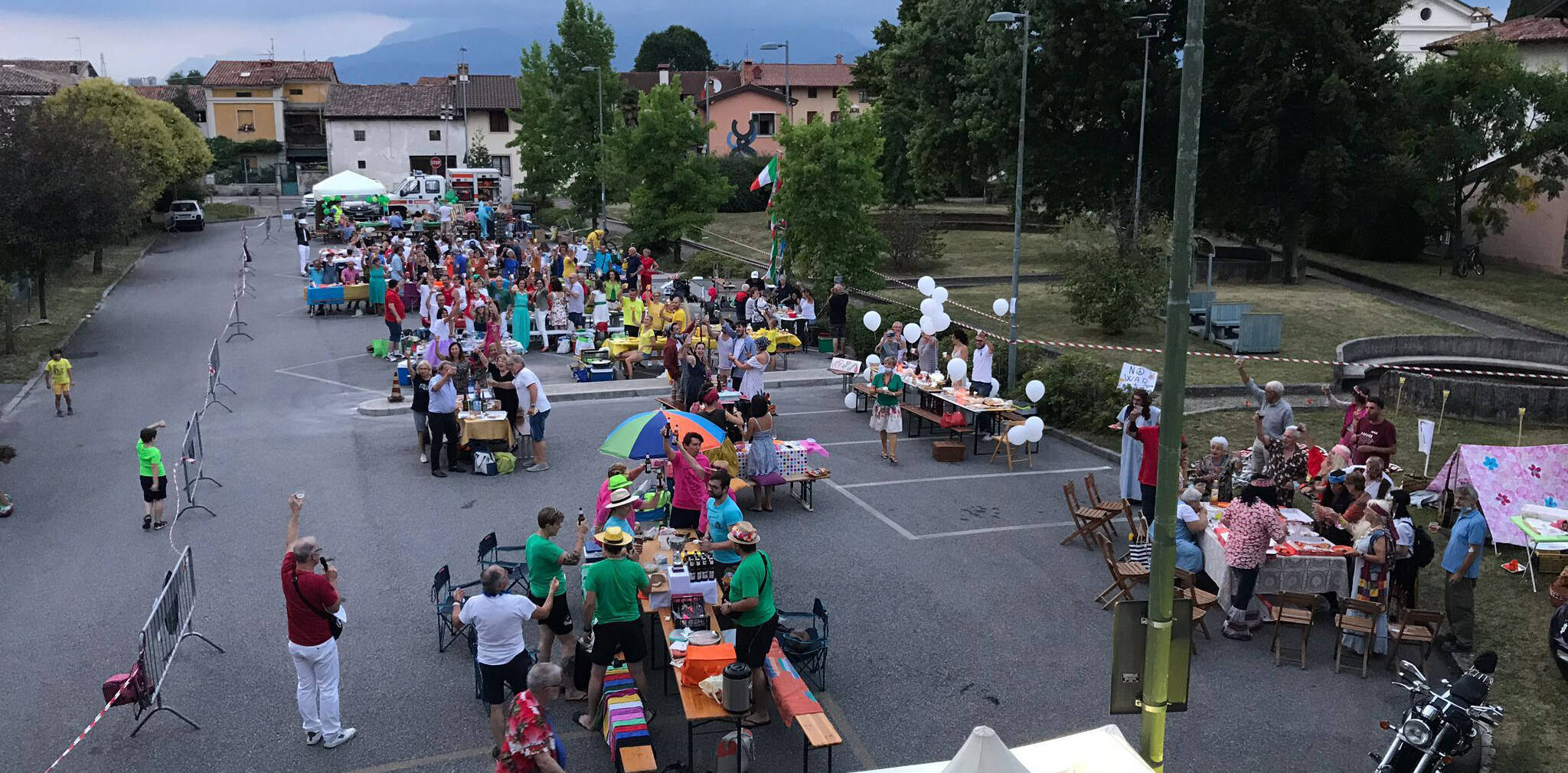 Immagine con i tavoli allestiti in piazza