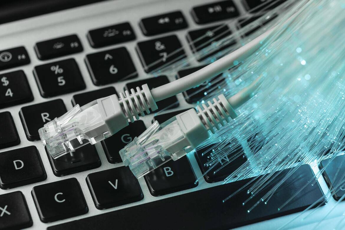 Tastiera con cavi rete e fibra