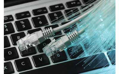 Tastiera con cavi rete e fibra