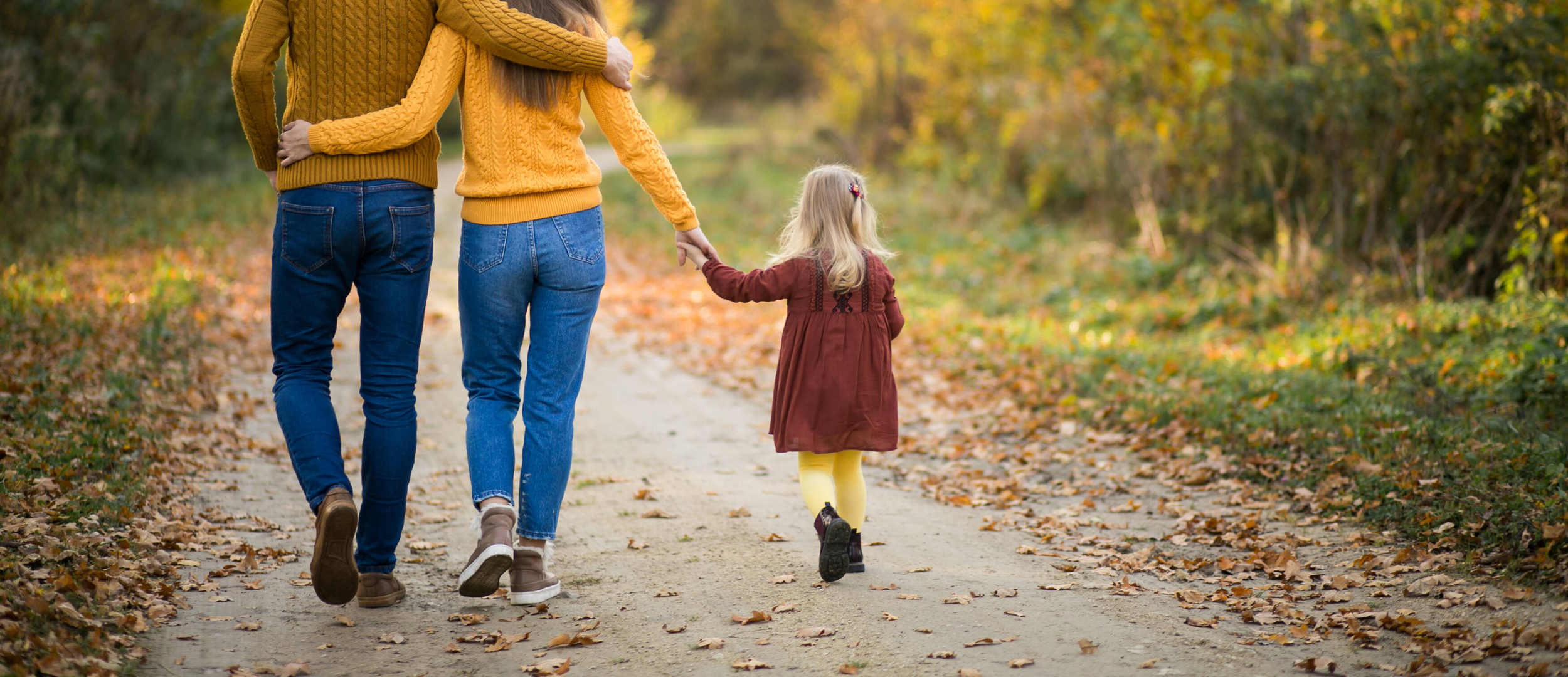 Famiglia che cammina tra gli alberi