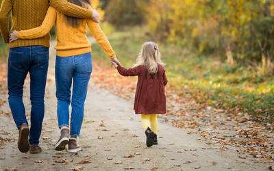 Famiglia che cammina tra gli alberi