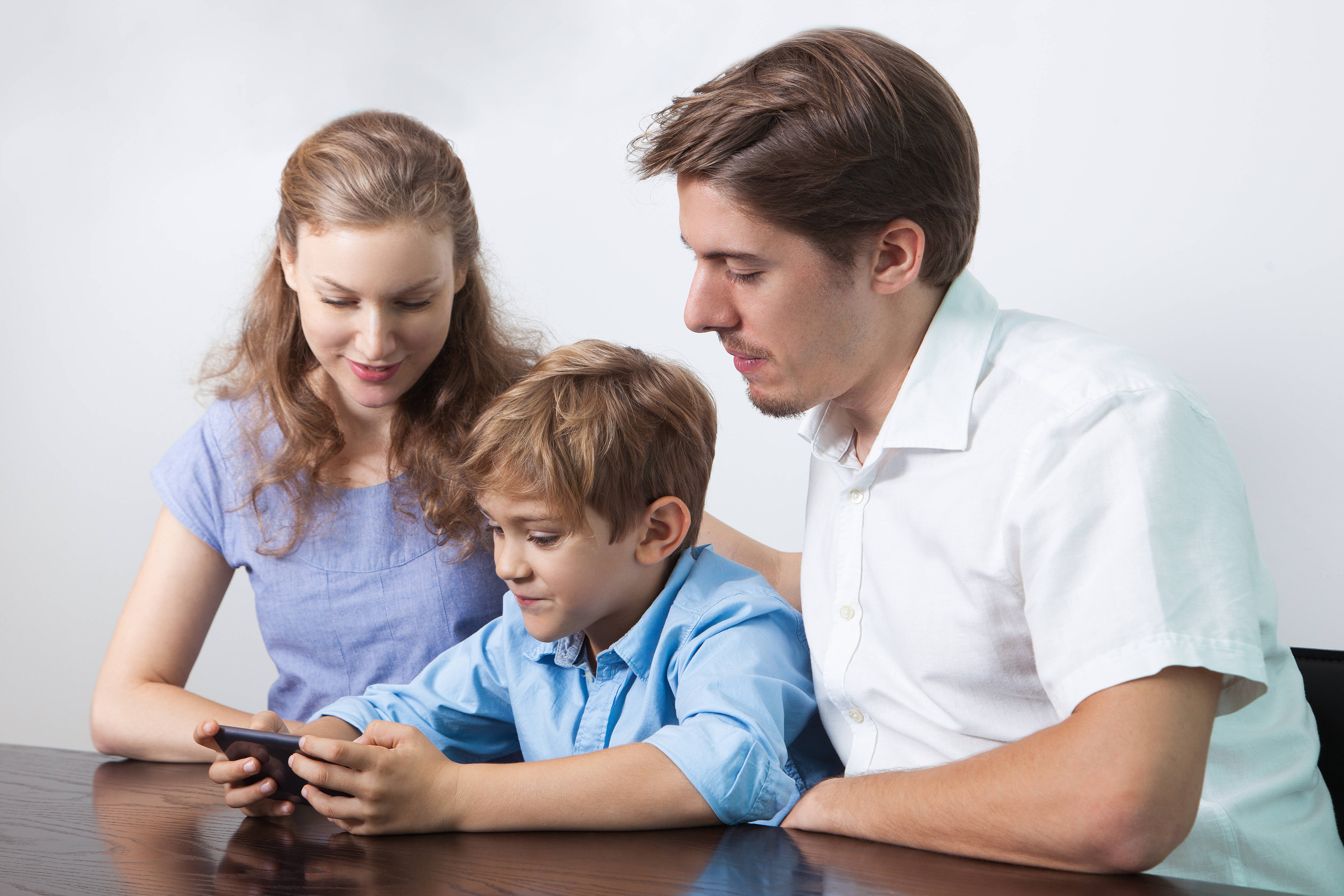 genitori con figlio con smartphone