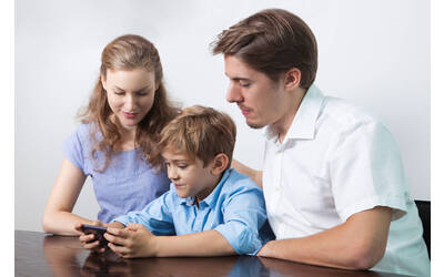 genitori con figlio con smartphone
