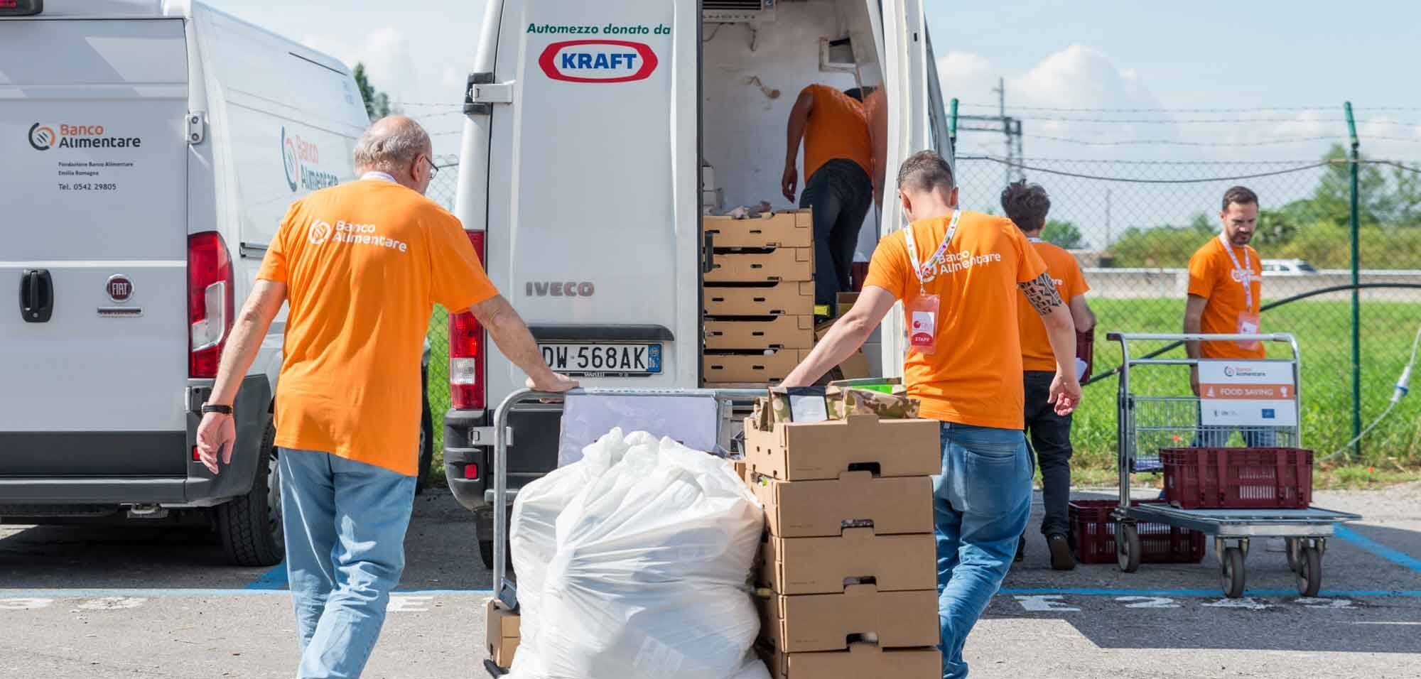 Volontari del Banco Alimentare che distribuiscono cibo