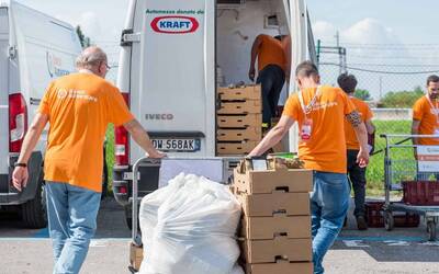 Volontari del Banco Alimentare che distribuiscono cibo