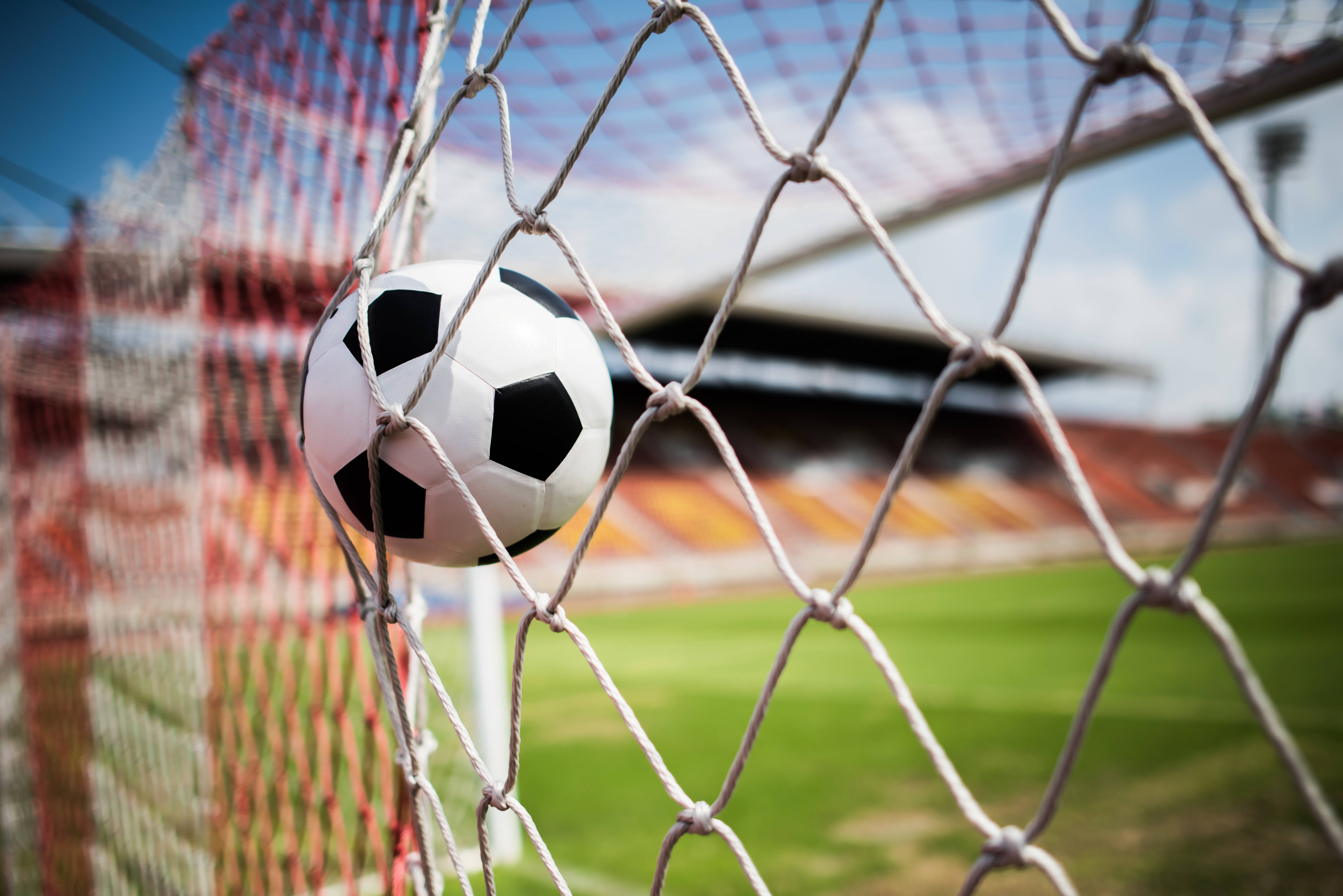 dettaglio su pallone di calcio in rete