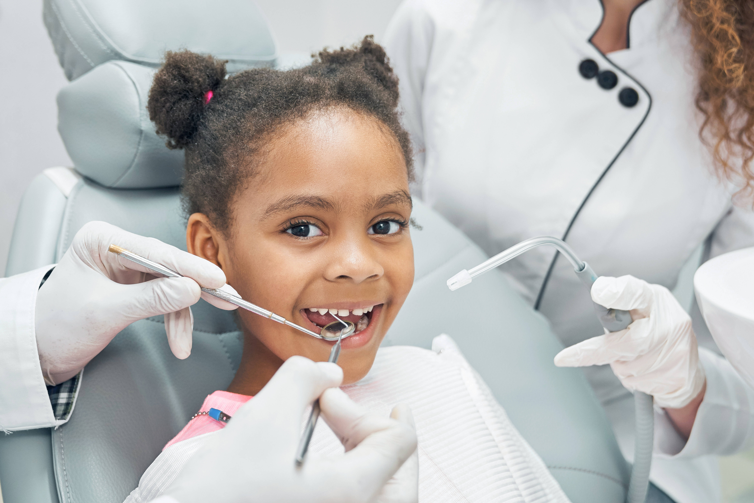 Bambina durante un controllo dal dentista