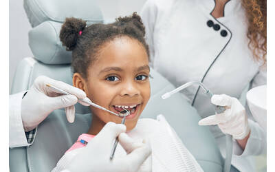 Bambina durante un controllo dal dentista