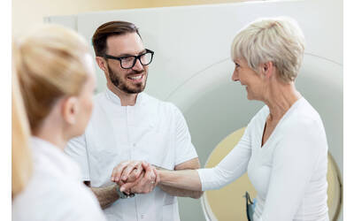 medico che comunica con paziente