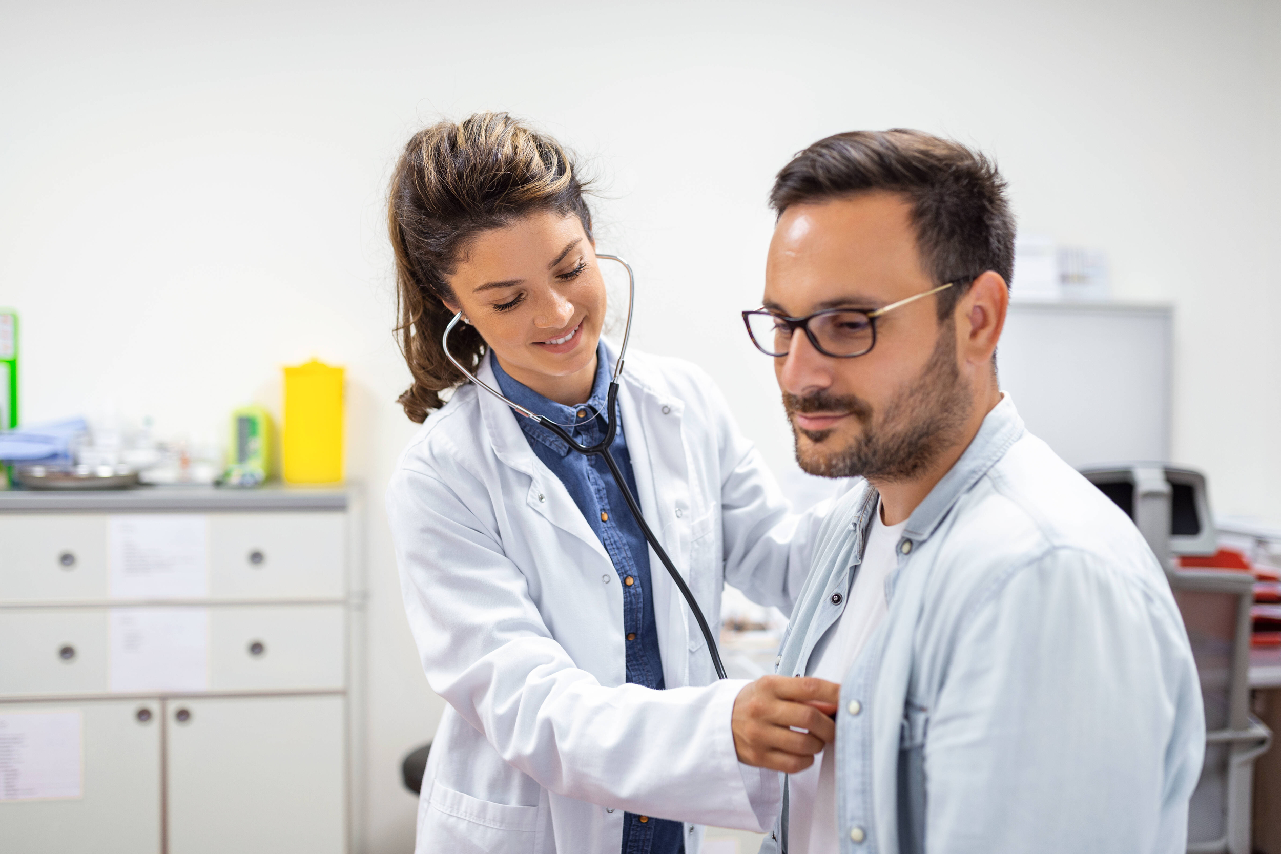 medico donna che usa stetoscopio su paziente 