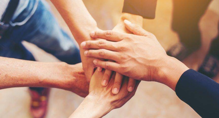 immagina con gruppo di mani unite
