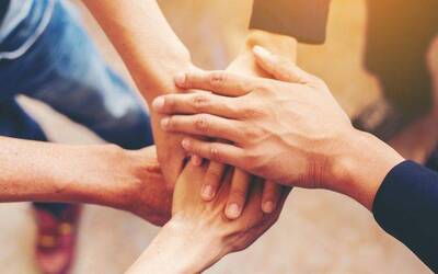 immagina con gruppo di mani unite