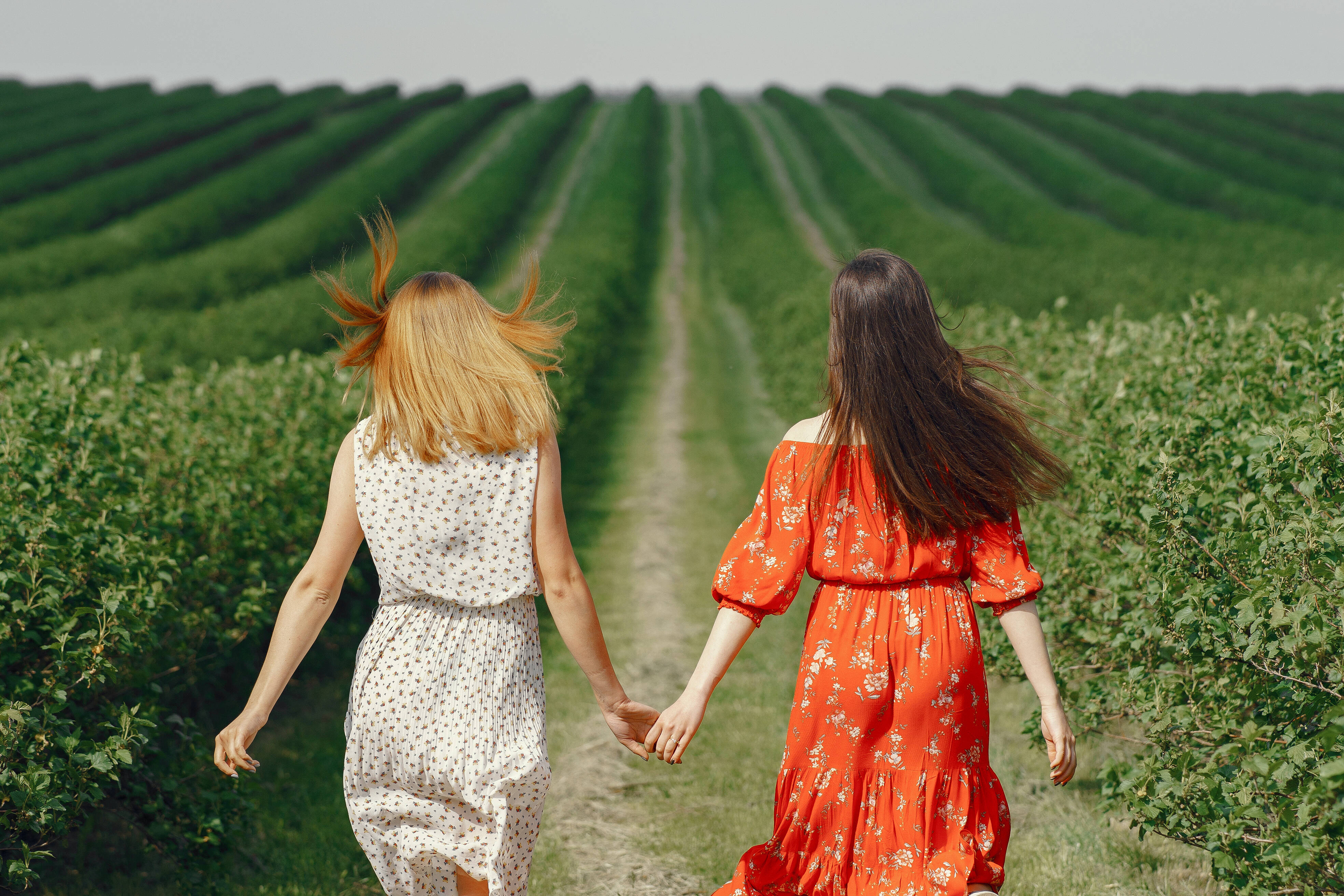 due donne che camminano su un prato