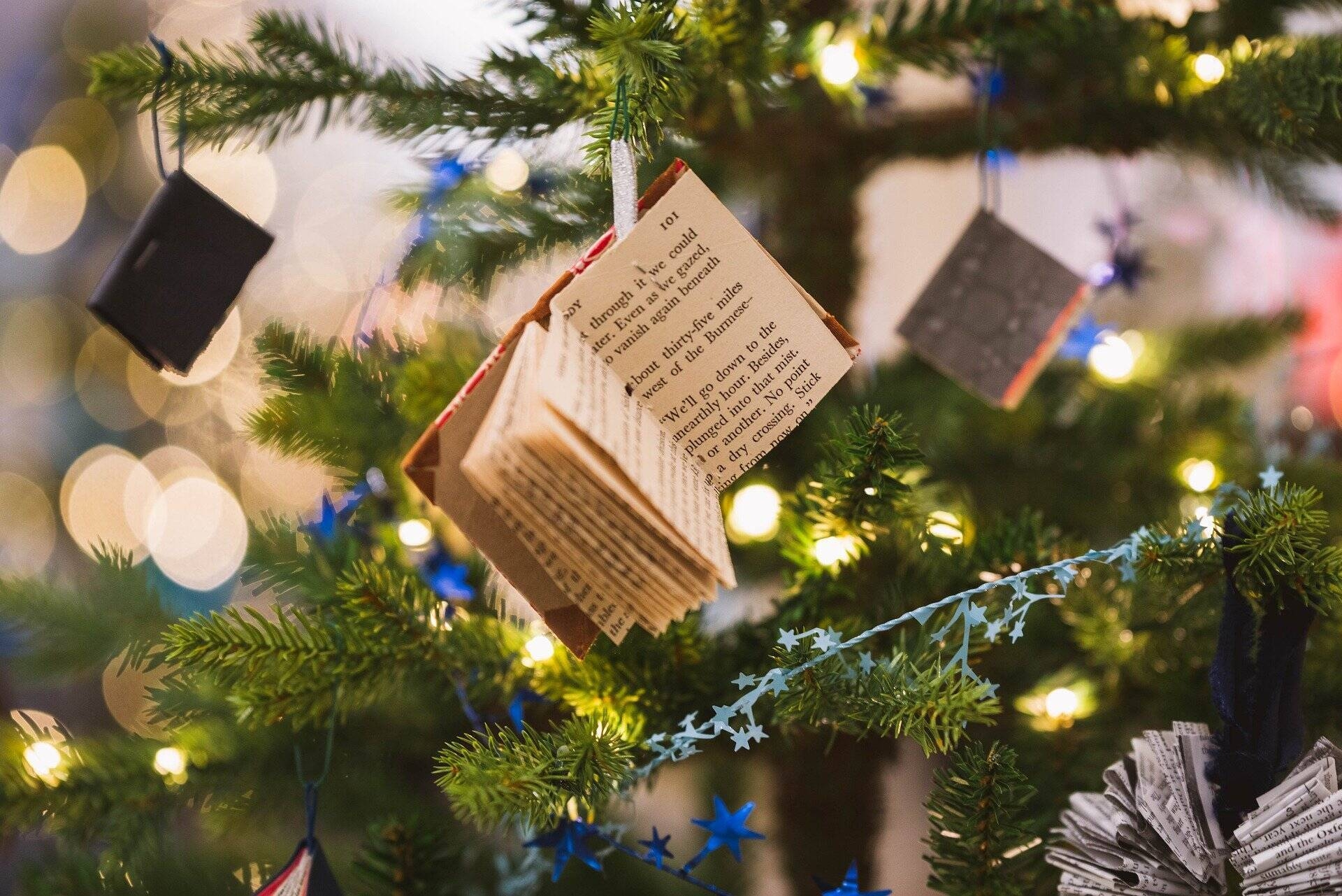 Libri su albero natalizio