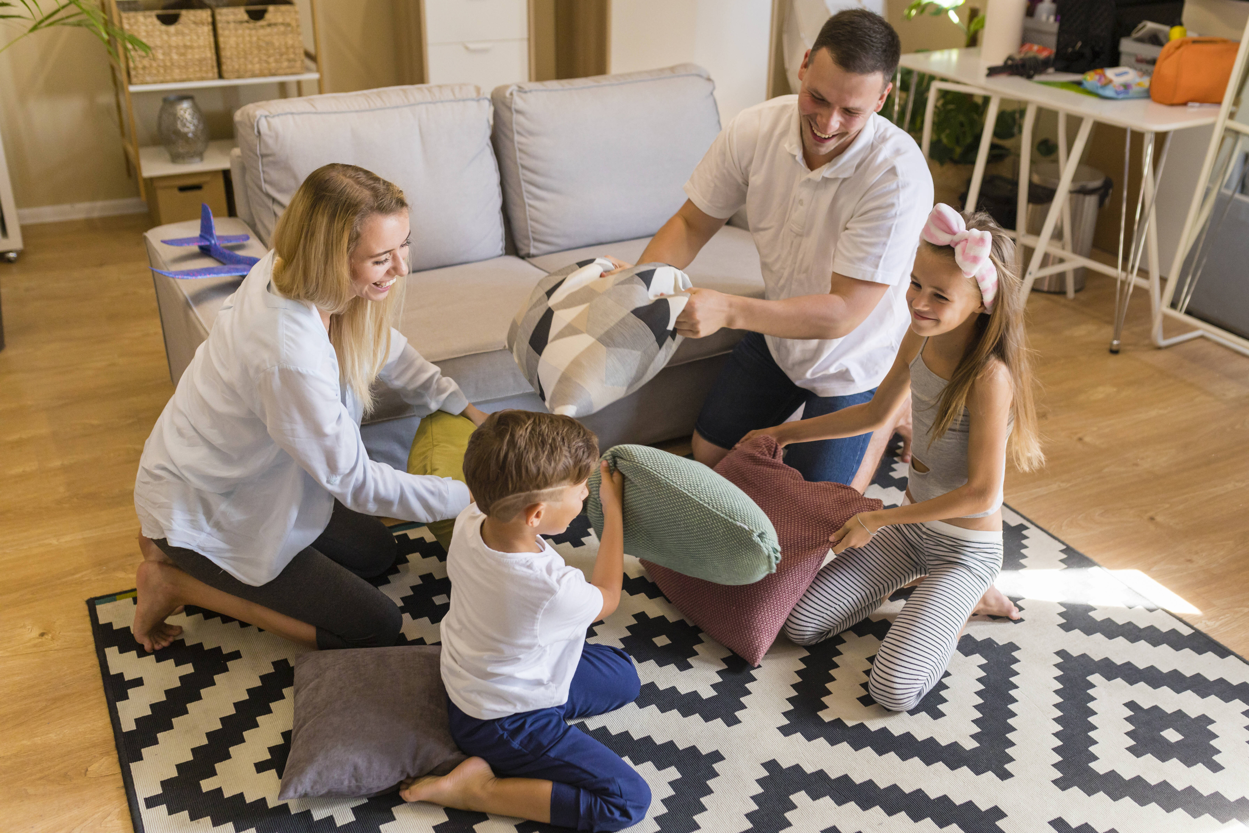 famiglia che gioca con cuscini