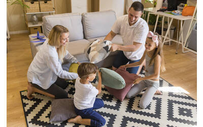 famiglia che gioca con cuscini