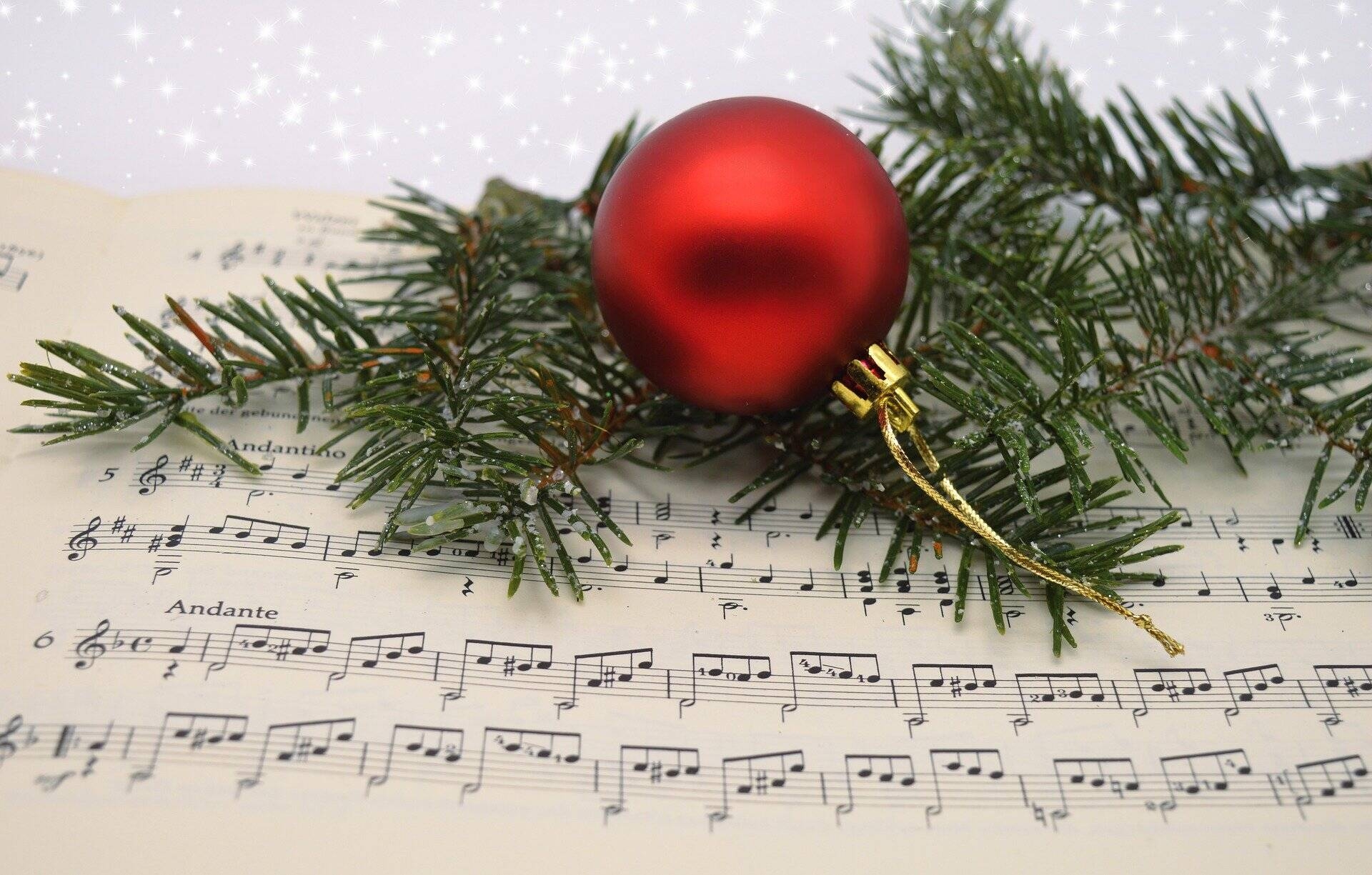 pallina di natale su spartito musicale