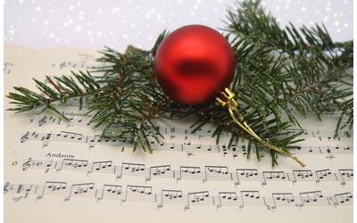 pallina di natale su spartito musicale