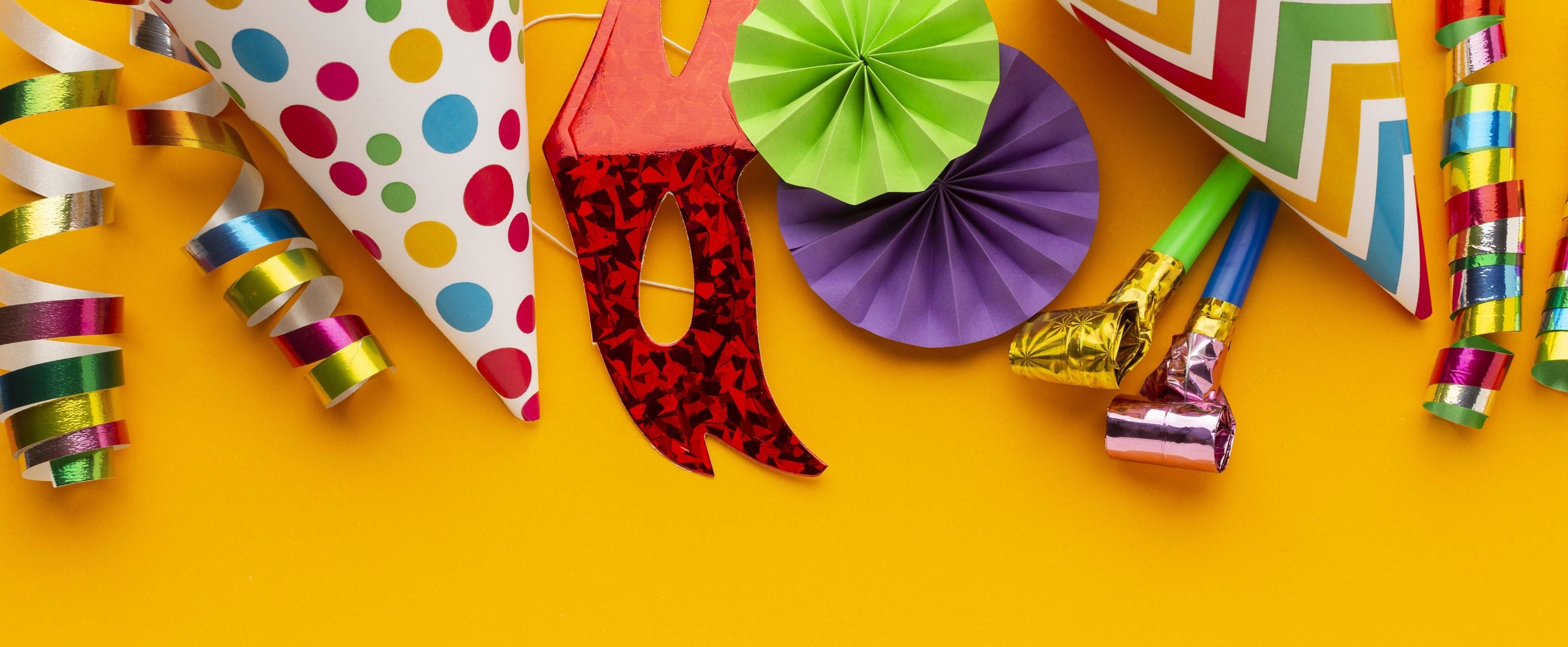Immagine: flat-lay-colored-masks-decorations-copy-space_2