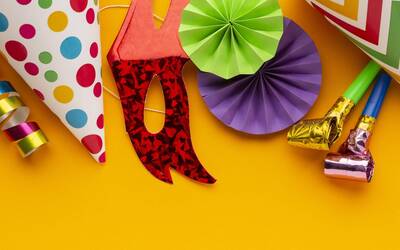 Immagine: flat-lay-colored-masks-decorations-copy-space_2