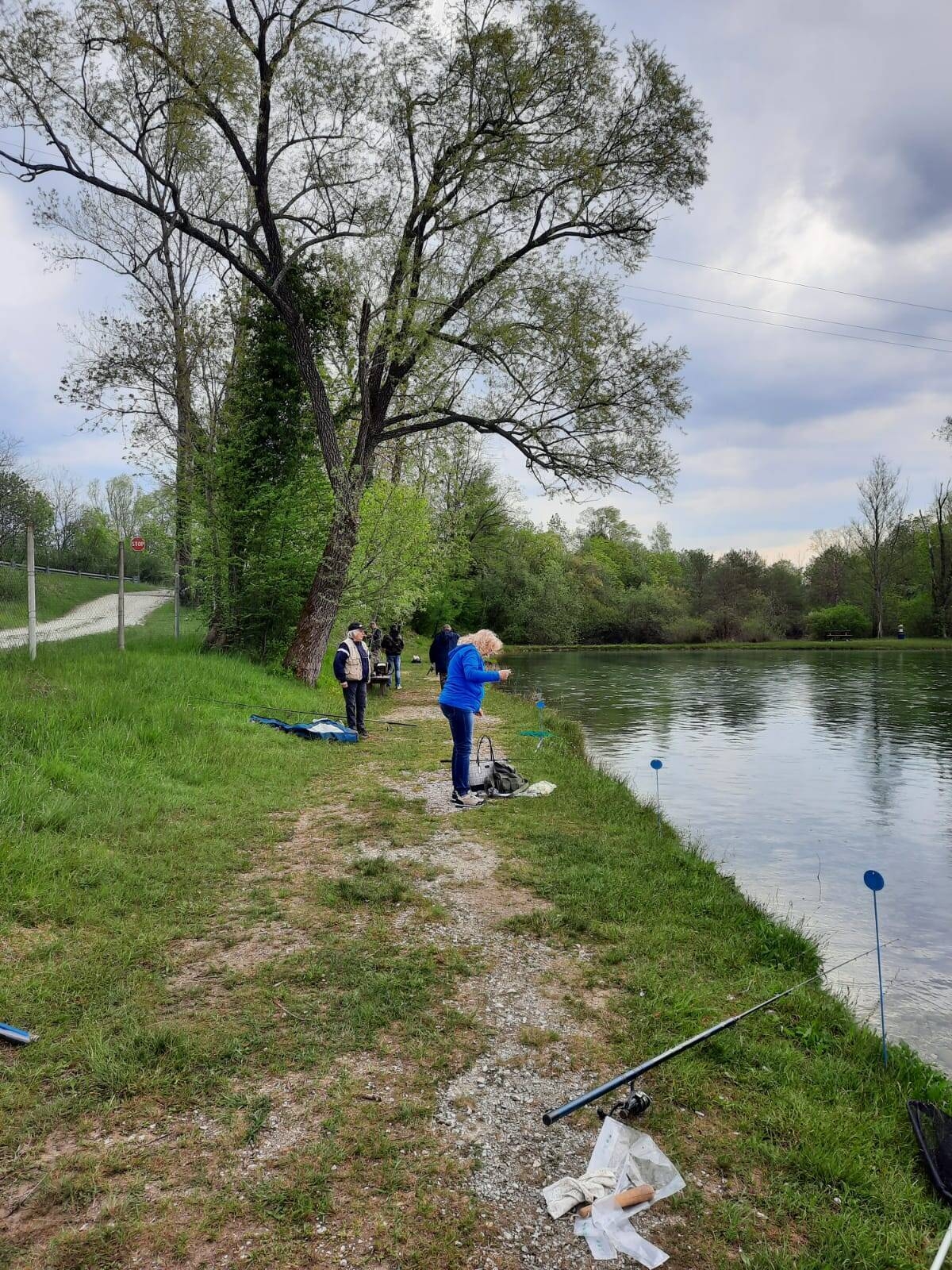 Pescatori a bordo fiume