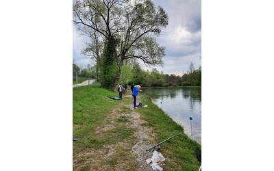Pescatori a bordo fiume