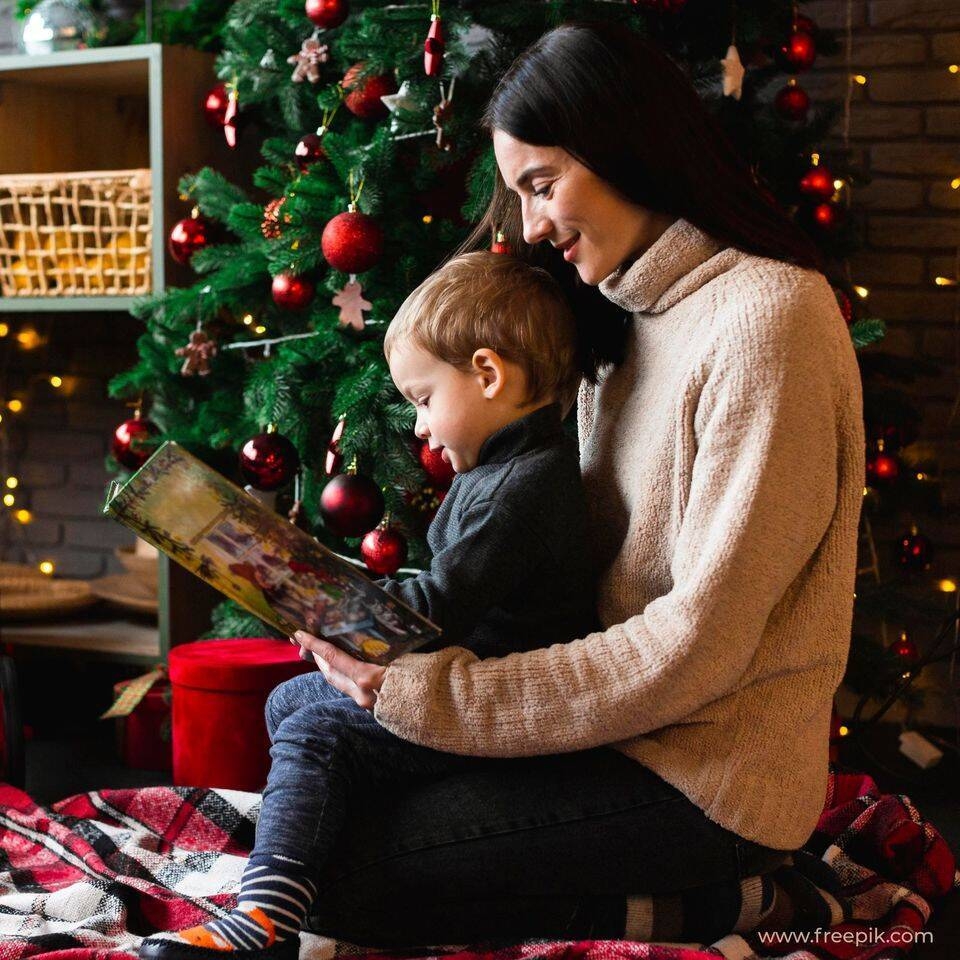 Mamma con bambino e libro