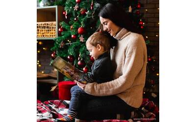 Mamma con bambino e libro