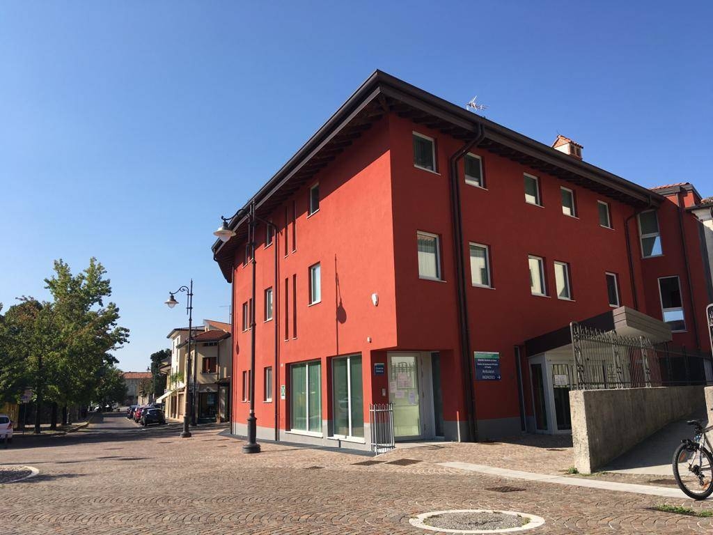 Immagine con una palazzina rossa