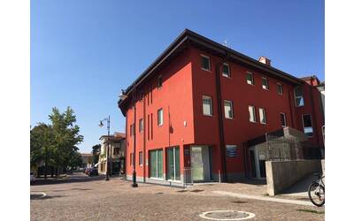 Immagine con una palazzina rossa