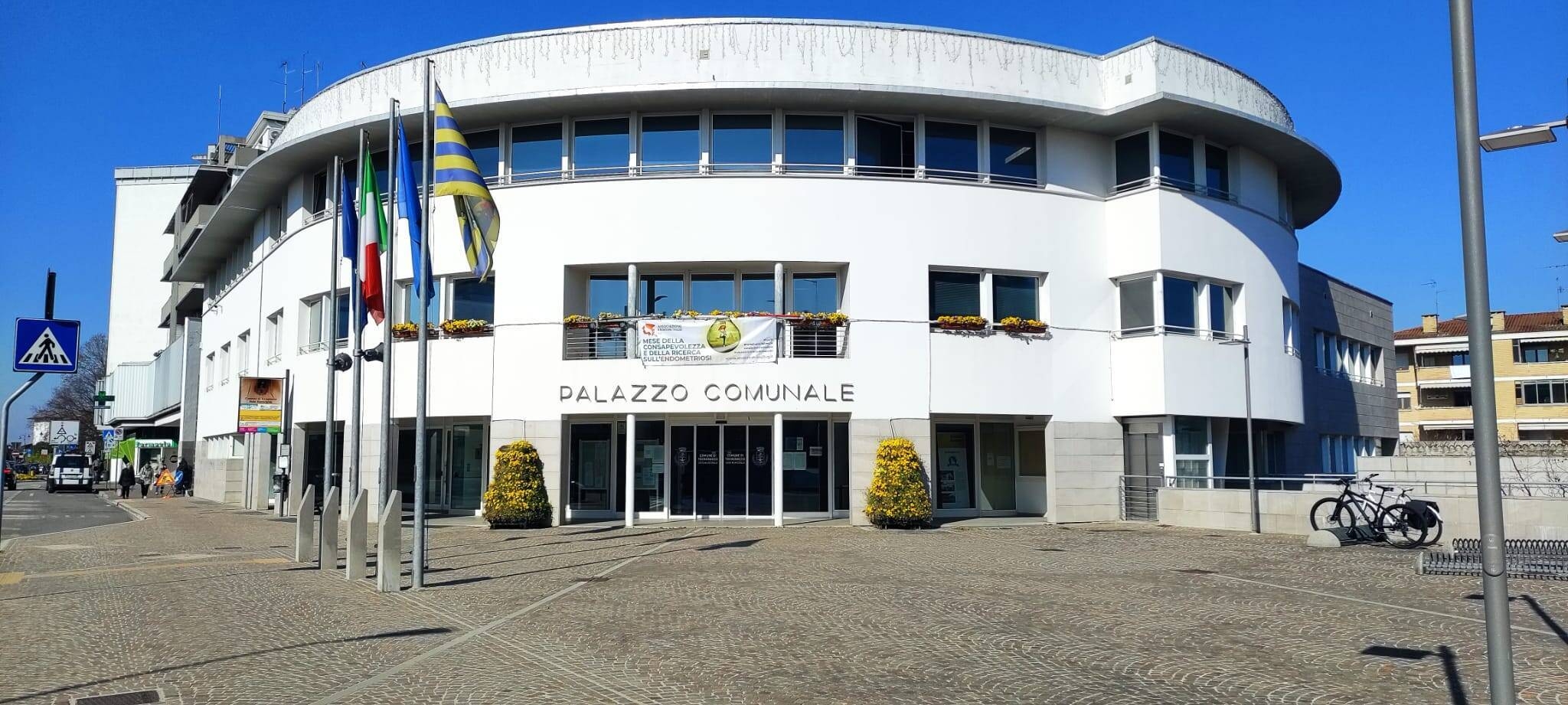 Immagine con la facciata del municipio