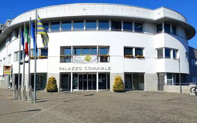 Immagine con la facciata del municipio
