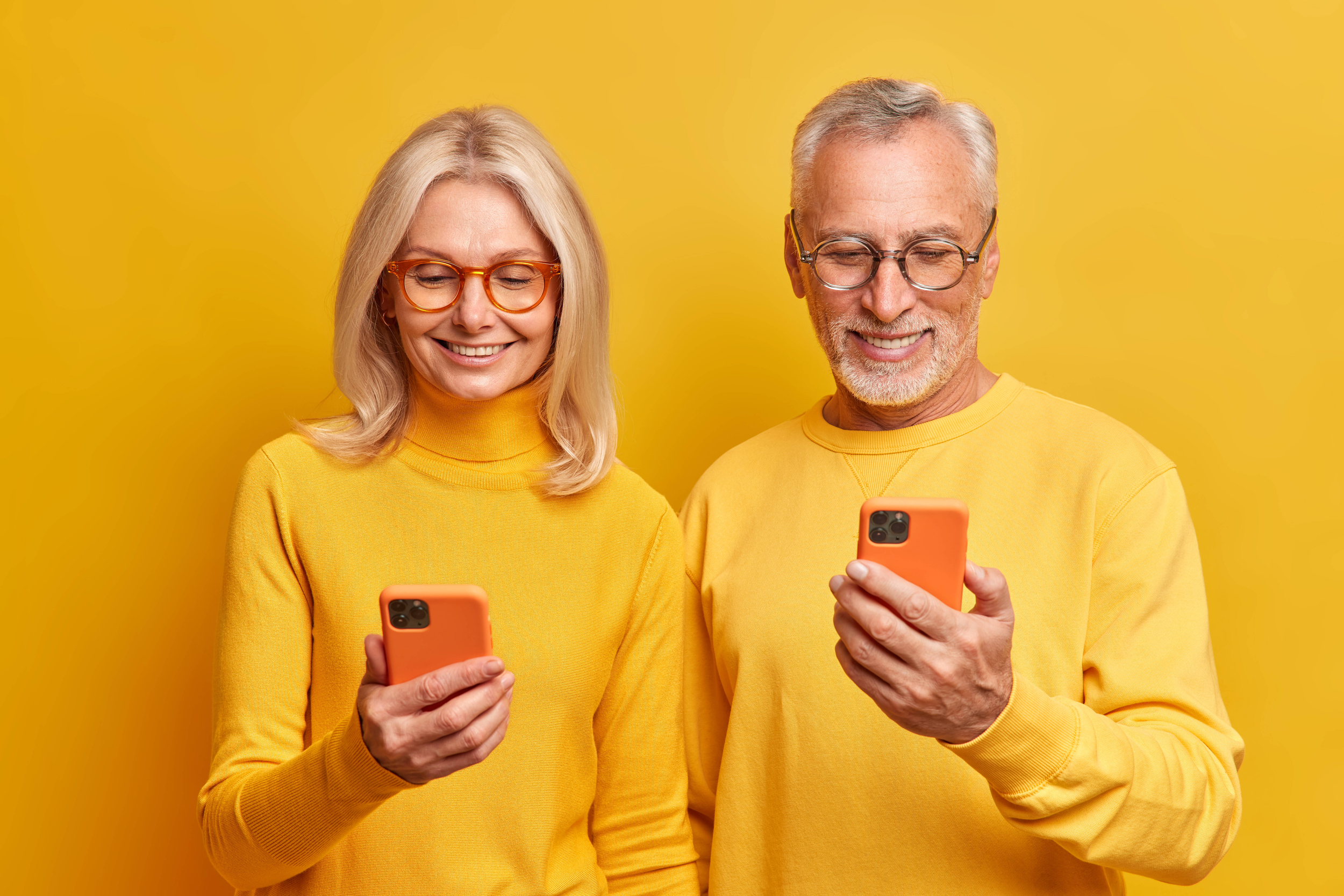 Due anziani con lo smartphone