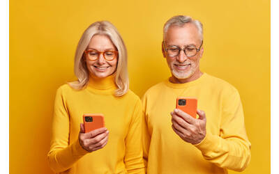 Due anziani con lo smartphone