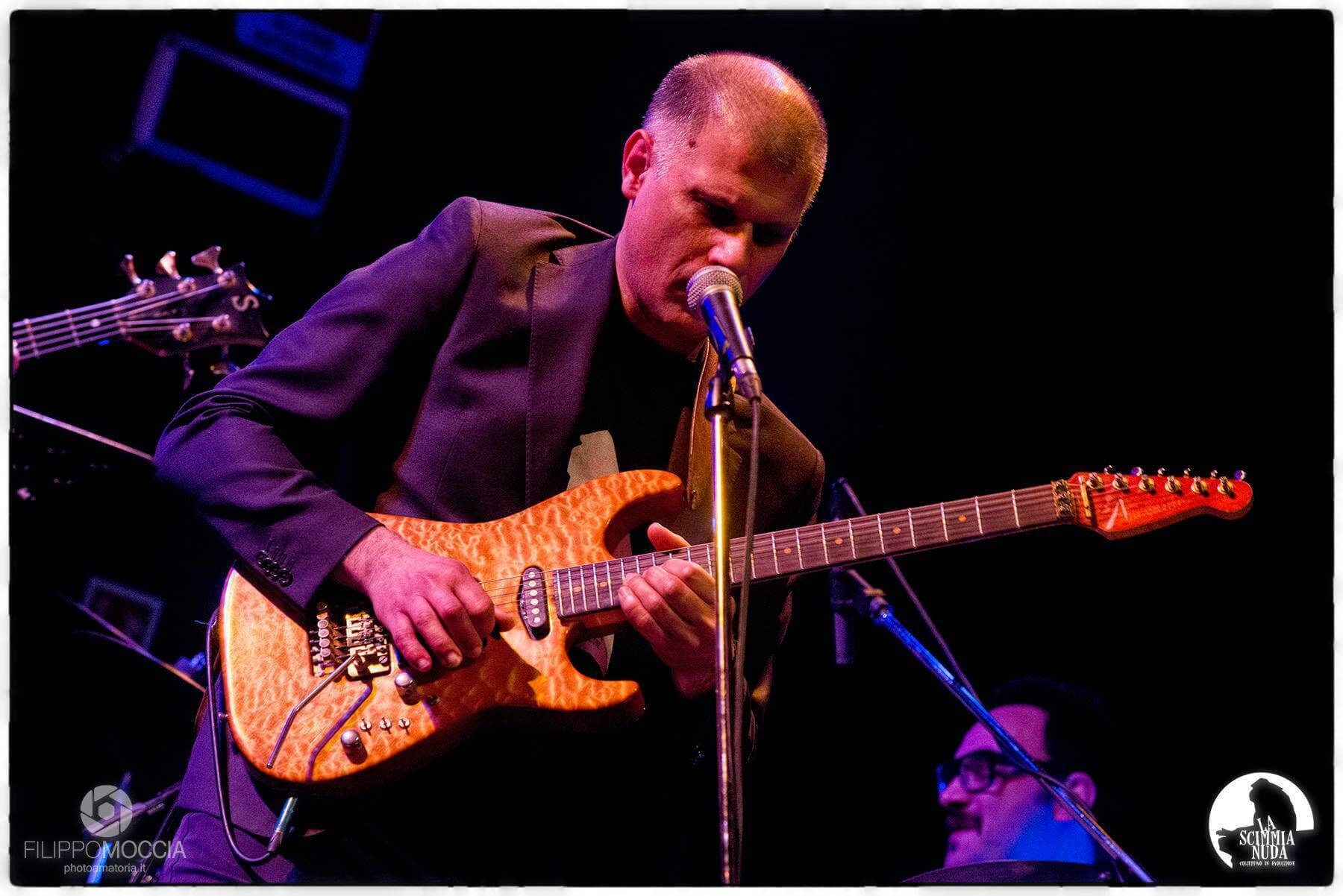 Foto di Francesco Bertolini che suona la chitarra