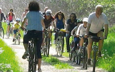 Immagine con persone che pedalano sull'ippovia