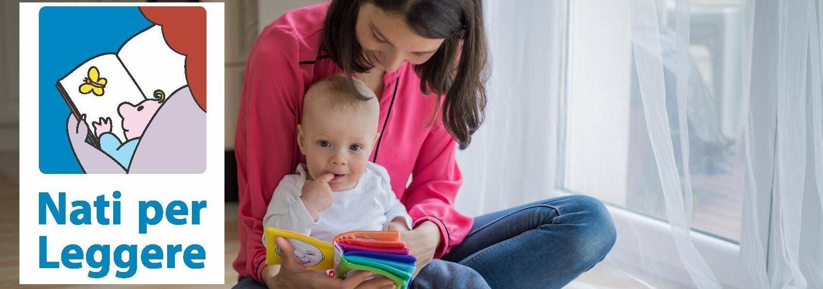 Neonato con libro