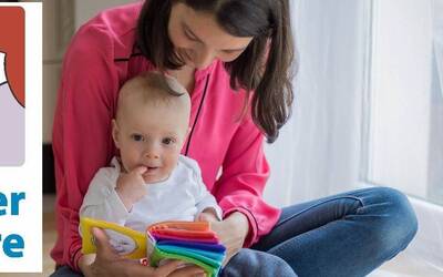 Neonato con libro