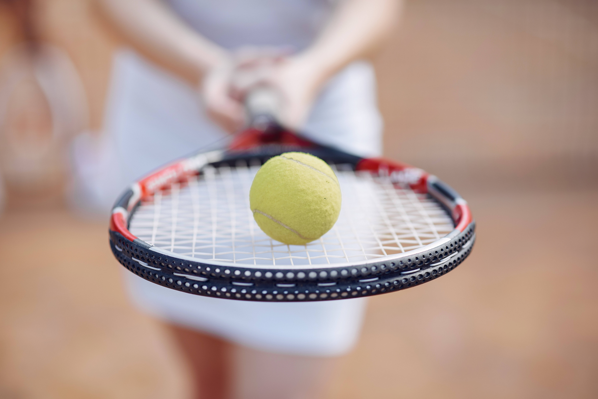 Immagine con racchetta e pallina da tennis
