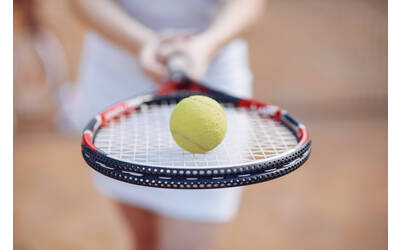 Immagine con racchetta e pallina da tennis