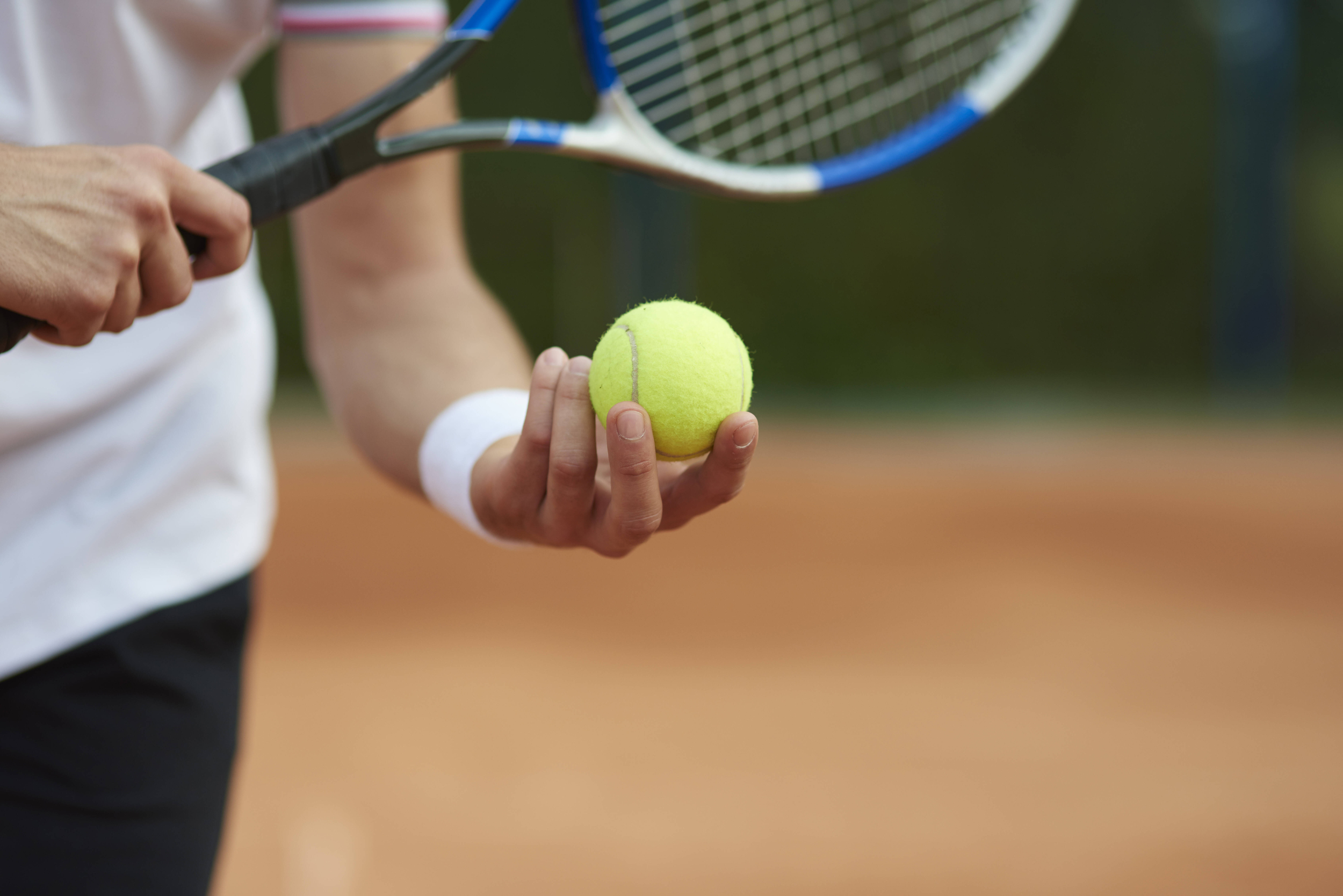 Immagine con pallina da tennis e racchetta