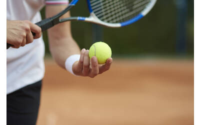 Immagine con pallina da tennis e racchetta